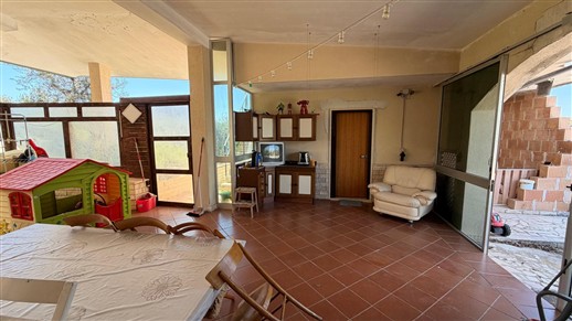 Villetta Con Trullo e Deposito in Zona Collinare
